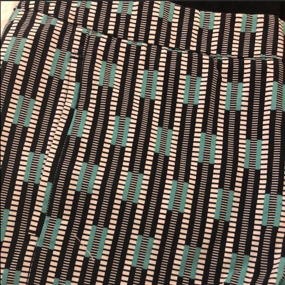 Gap Patterned Black/White/Green Shorts - image 6